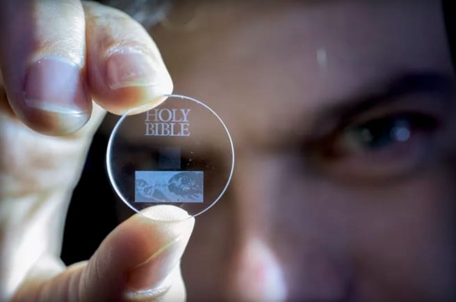 Felejtse el az SSD-t, ezzel az üveglemezzel 360 TB-nyi adatot lehet tárolni