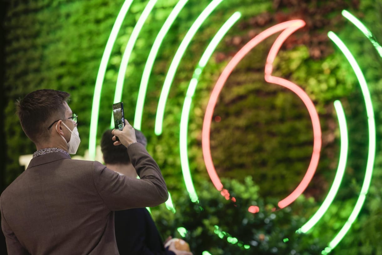 A visszautasíthatatlan ajánlattól a különadókig – így államosít Orbán, a Vodafone a legutóbbi zsákmány