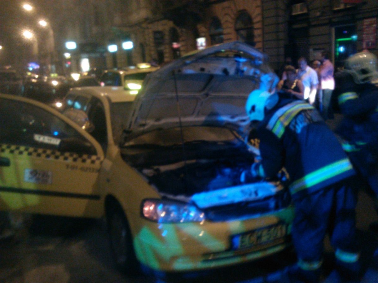 Kigyulladt egy taxi az Instantnál