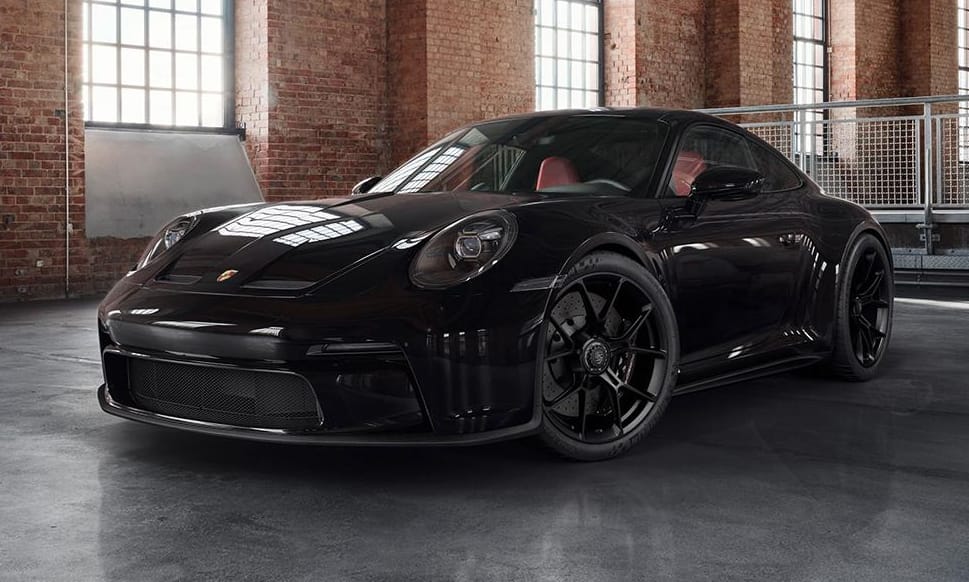 Tekintetmágnes a kívül teljesen fekete, belül nagyrészt vörös új Porsche sportkocsi