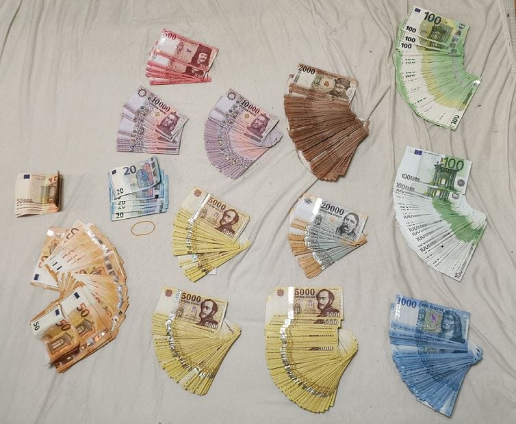 Gödöllői bútoráruház parkolójában csaptak le a rendőrök a drogkereskedőre – videó