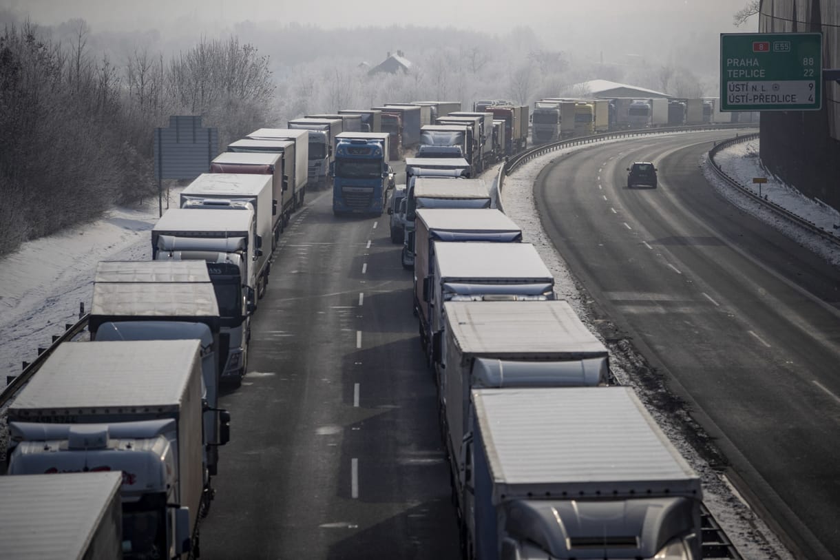 Több ezer embert visszafordítottak a németek a cseh és a tiroli határon