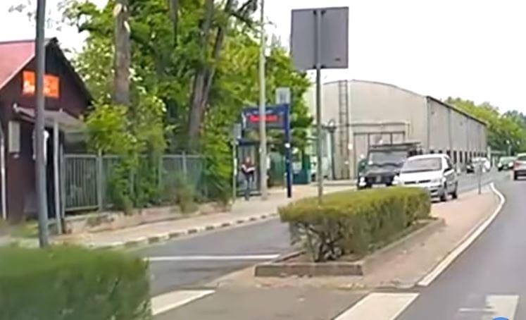 Még a mercis terepjárós is lefagyott attól, mit művel egy ámokfutó Dunaharasztiban – videó