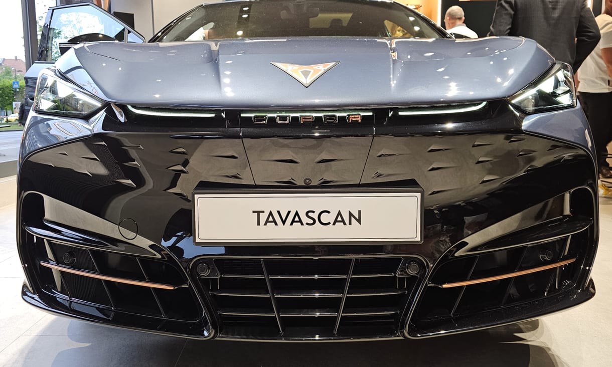 Spanyol virtus: Budapest szívében debütált a legújabb Cupra, a 340 lóerős Tavascan