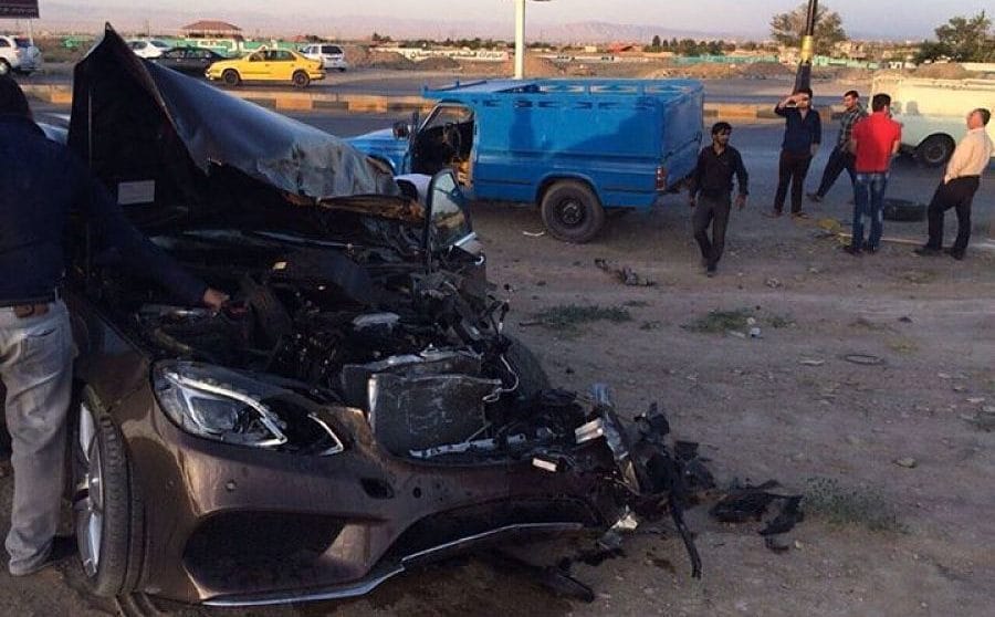 Ennyi marad egy pickup kisteherautóval ütköző E250-es Mercedesből