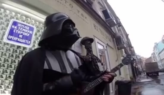 Balalajkán játszik Darth Vader