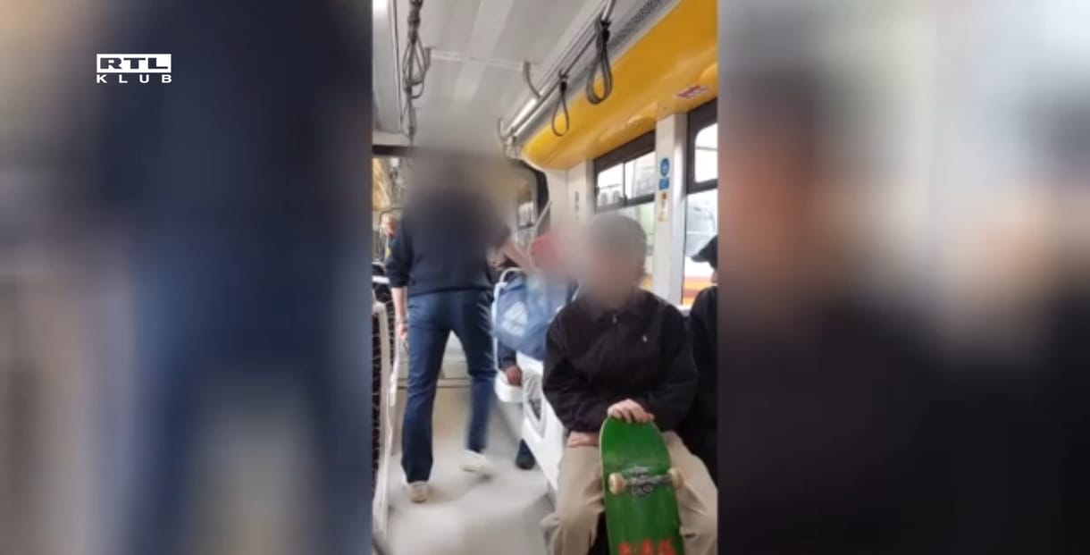 Videóra vették, ahogy egy villamosvezető leszállítja a hajléktalanokat