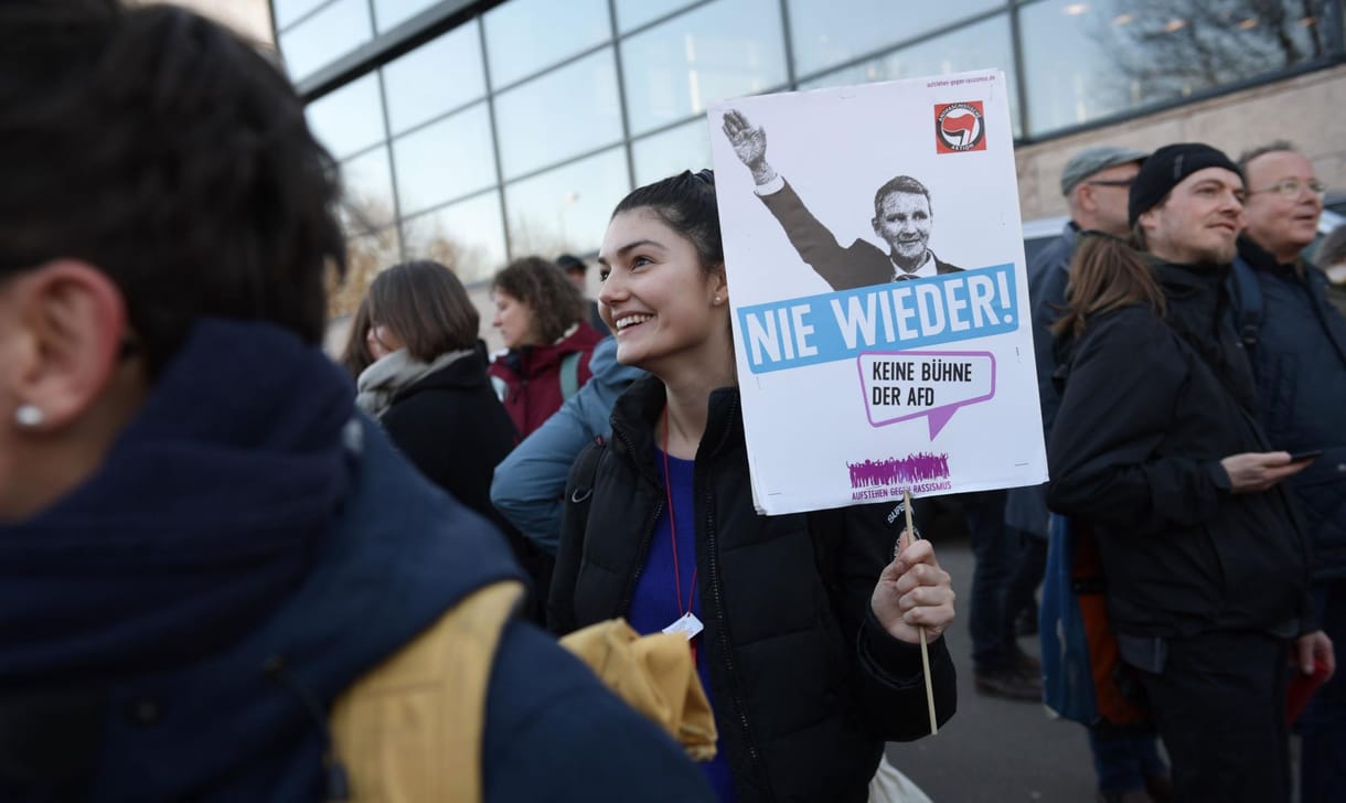 A német titkosszolgálat ügynököket építene be a szélsőjobbos ellenzéki pártba