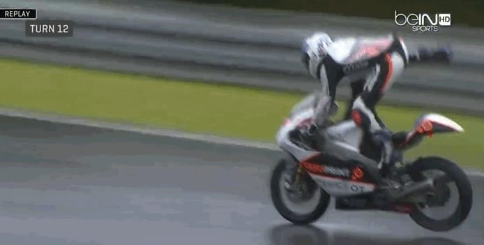 Esős pályán volt óriási mázlija ennek a motorversenyzőnek