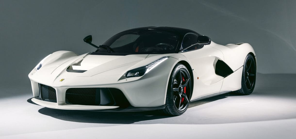 Másfél milliárd forintért vihető egy fehér LaFerrari, ami szinte érintetlen