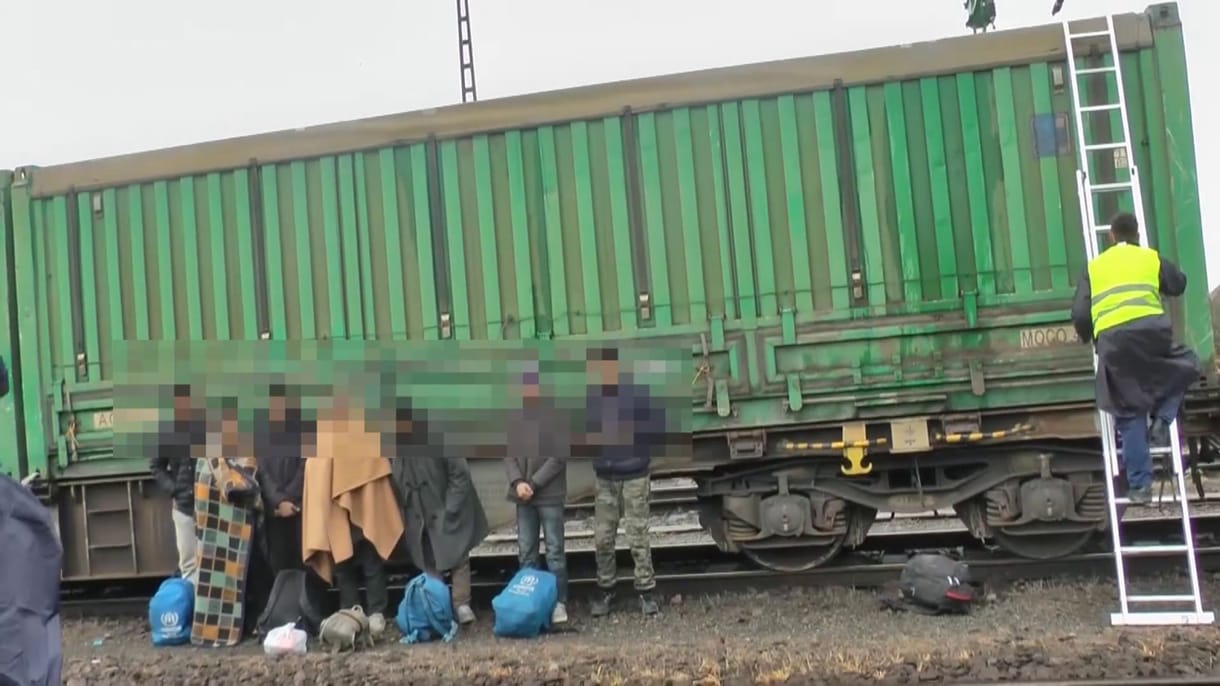 Menekültek rejtőztek egy Kelebiánál belépő tehervonatban – videó