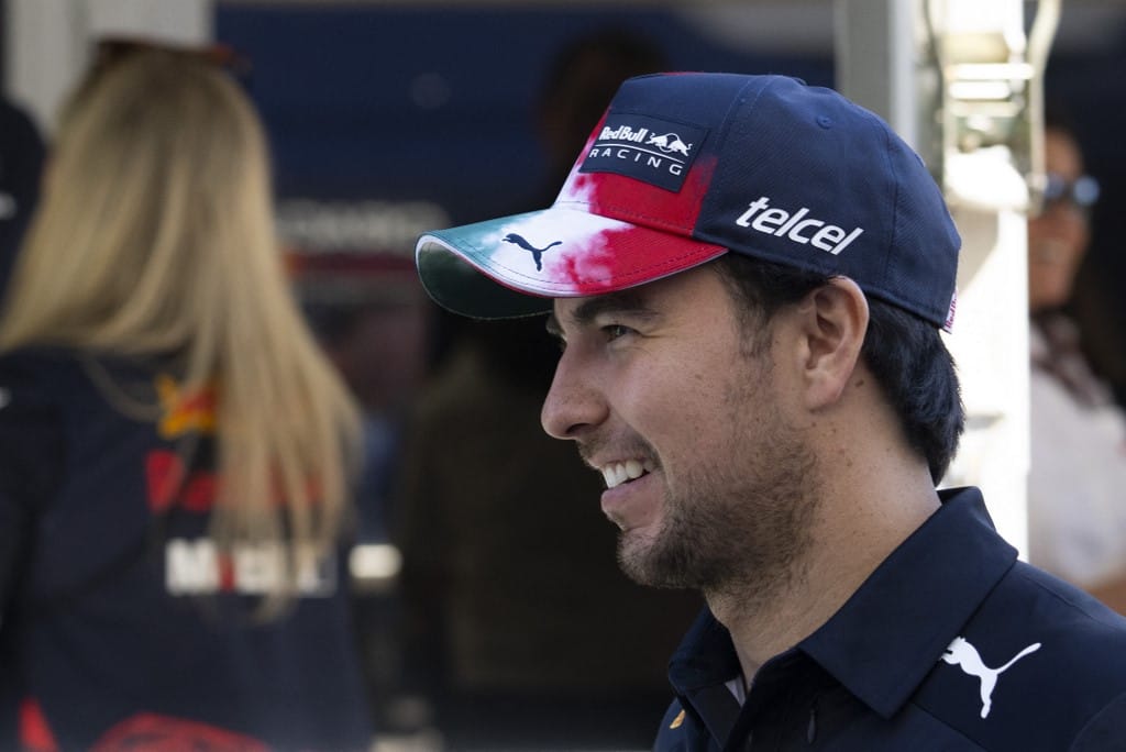 Videó: Csukott szemmel is elég gyorsan megy végig a mexikói F1-es pályán Perez