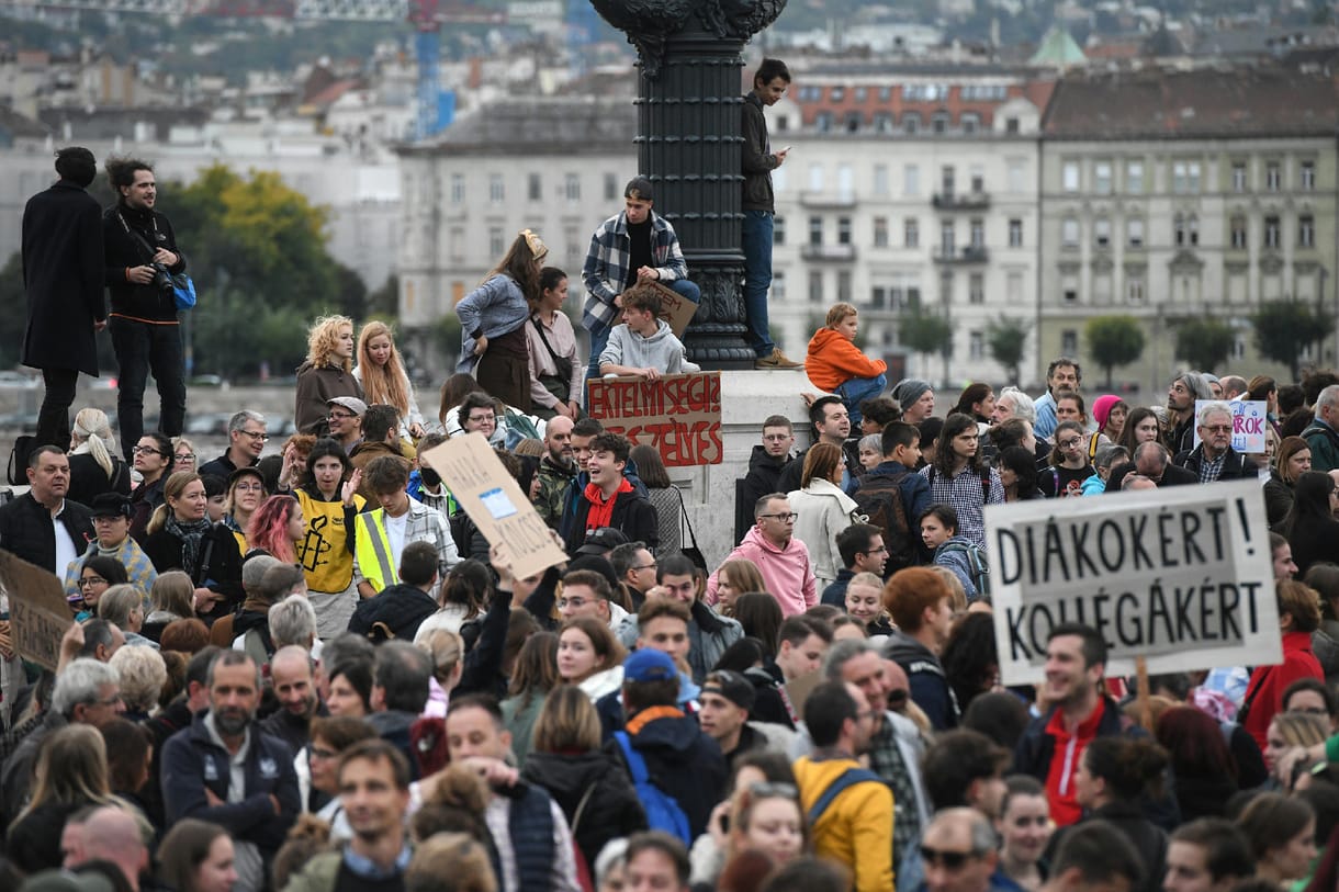 Egymást vádolja nemzetárulással ellenzék és kormányoldal az oktatás miatt a parlamentben