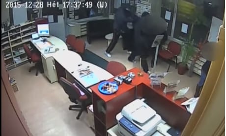 Videó: így raboltak ki fegyveresek egy utazási irodát a két ünnep között