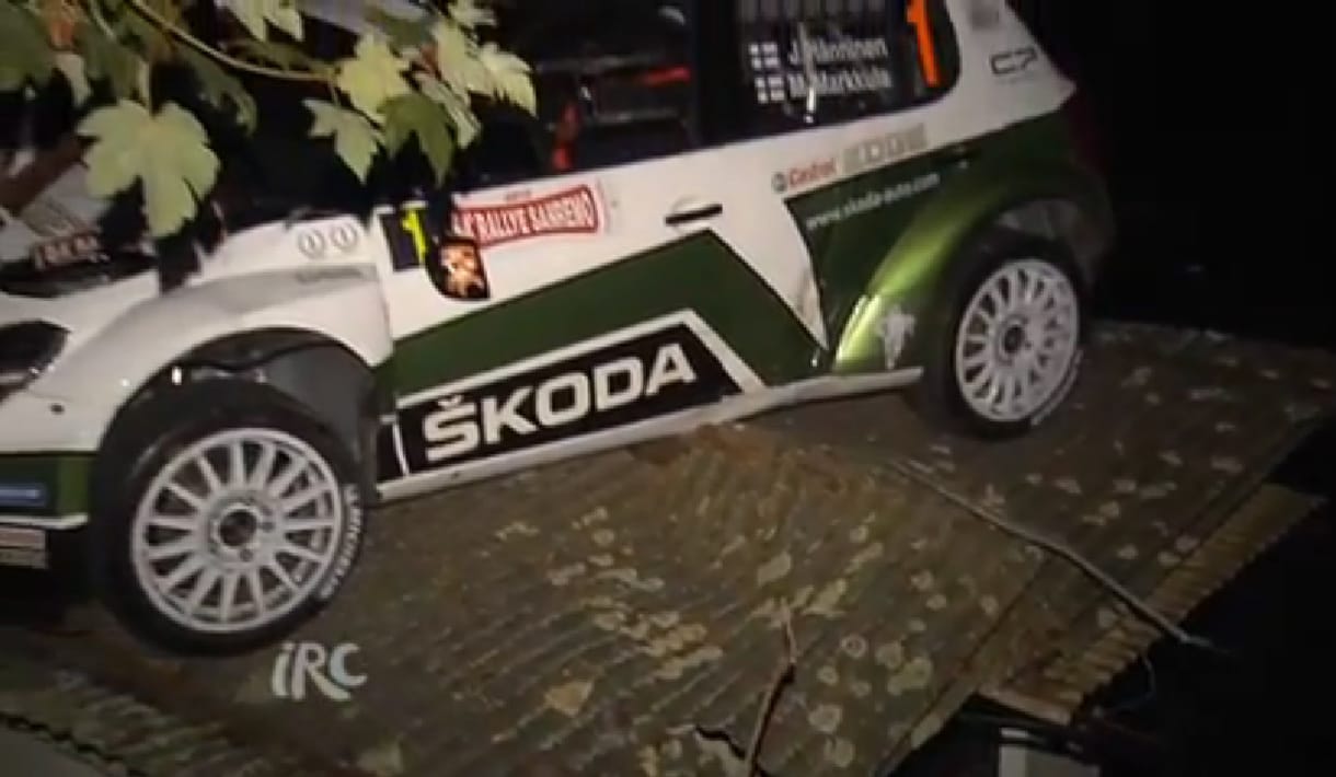 Egy garázs tetején landolt a ralis Skoda Fabia - videó