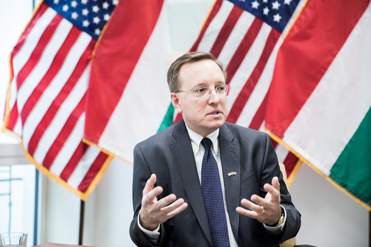 Az amerikai ügyvivő figyelmeztet: Orbán vállalta a civilek védelmét!
