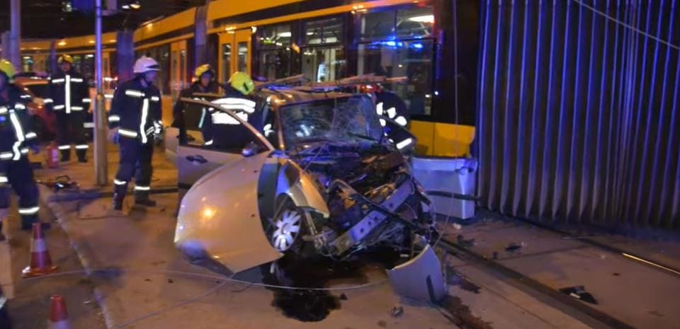 Feszítővágóval szabadították ki a beszorult autóst, aki villamossal ütközött Budapesten – videó