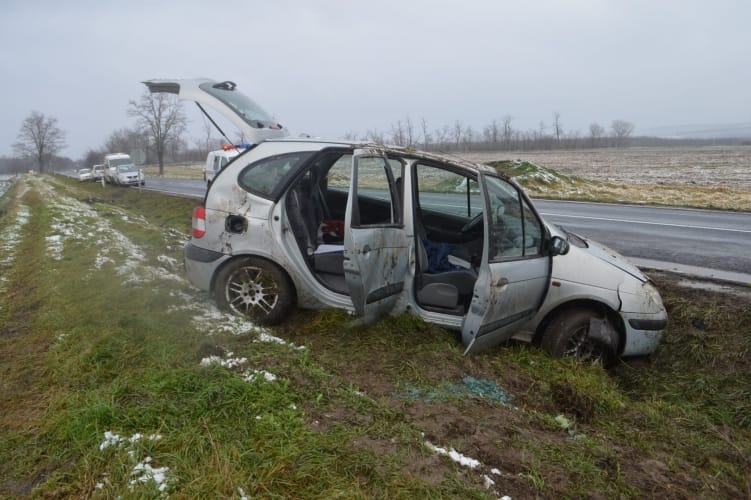 Záróvonalon előzött, balesetet okozott a tatabányai autós – majd elhajtott a helyszínről