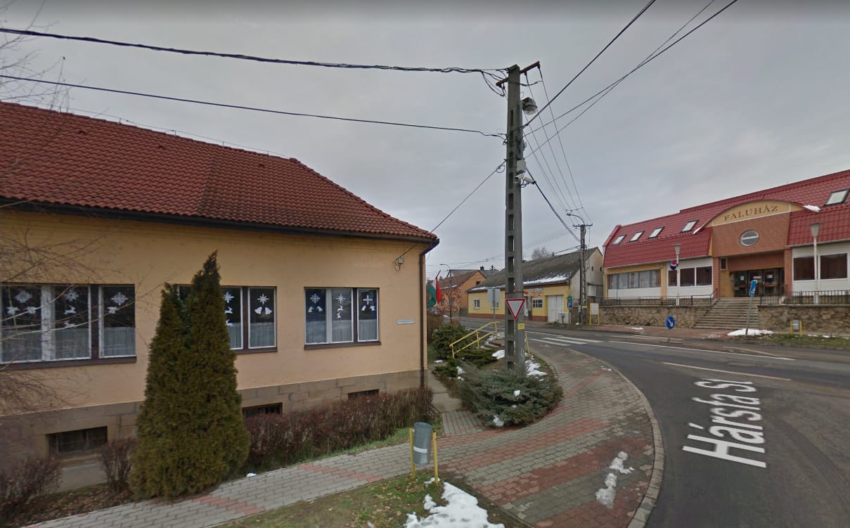 Fotók érkeztek a baranyai iskolának ütközött kamionról
