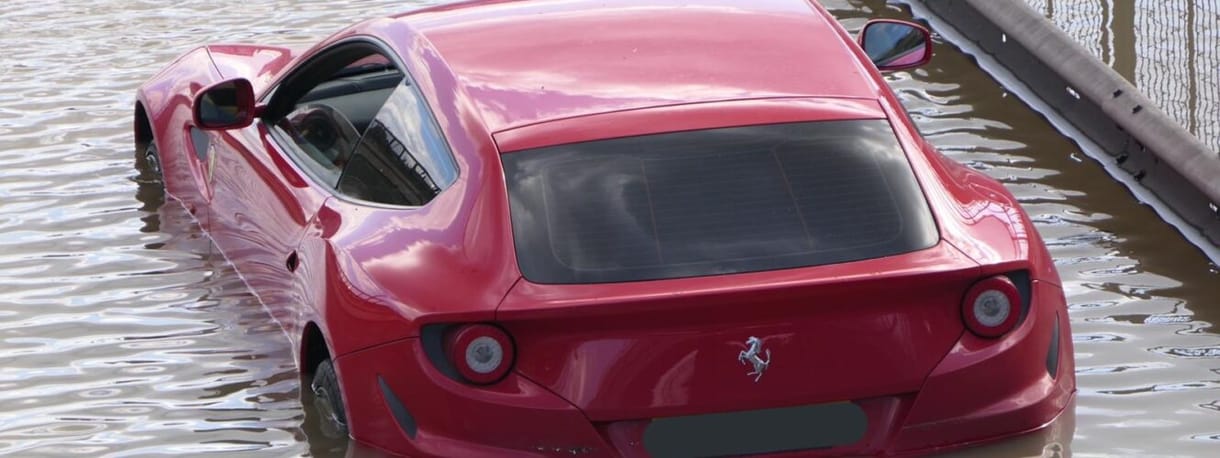 A Ferrari FF sem szeret a vízen úszni, a sofőr mégis megpróbált vele - videó