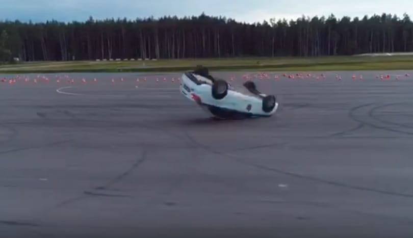 Videó: Hatalmas borulás lett a Lada Vesta rendőrségi bemutatójának vége