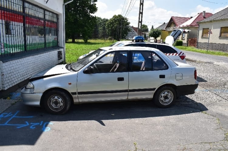 Részegen nekihajtott a kisboltnak, bement vásárolni, aztán ment is volna tovább, ha az eladók nem hívnak rendőrt