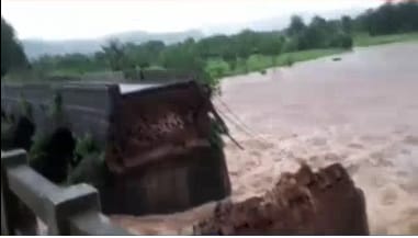 Megáradt folyó mosott el egy hidat Indiában, sokan eltűntek – videó