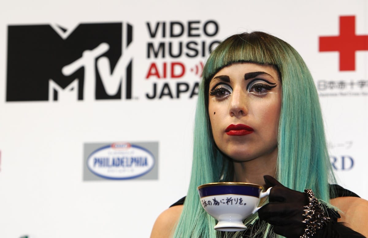 Lady Gagát a jótékonysági karkötői miatt perelték be