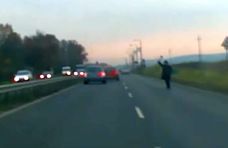 Baltával fenyegette az autósokat egy férfi Borsodban – videó