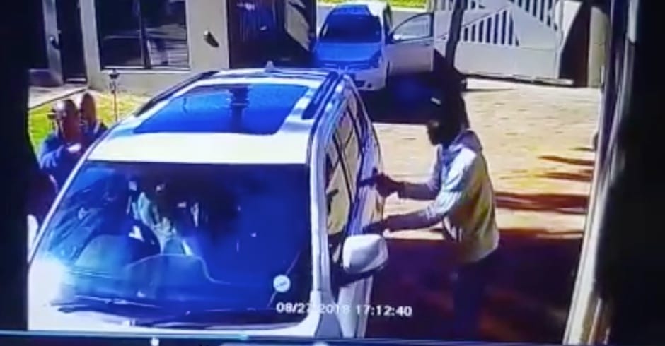 Három fegyveres próbálta elrabolni a Jeepet, de a sofőr nem hagyta magát – videó