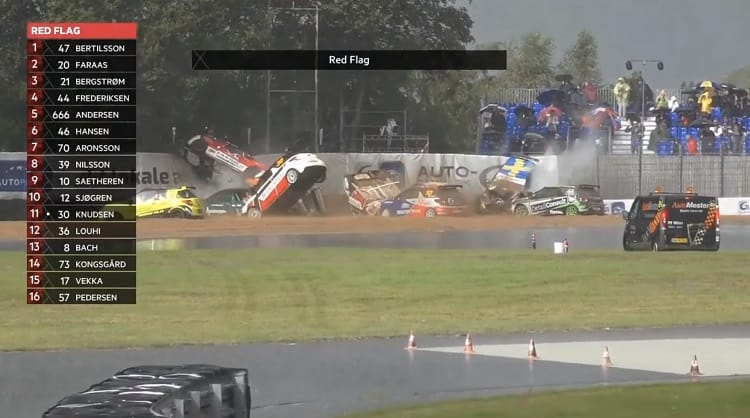Videó: 11 autó tört össze ugyanott egy autóversenyen 