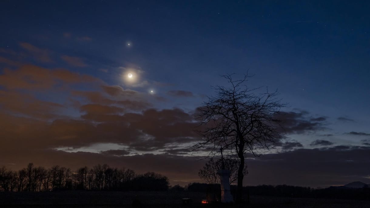 Gyönyörű fotókon és videón, ahogyan a Vénusz és a Jupiter közrefogta a Holdat szerda este
