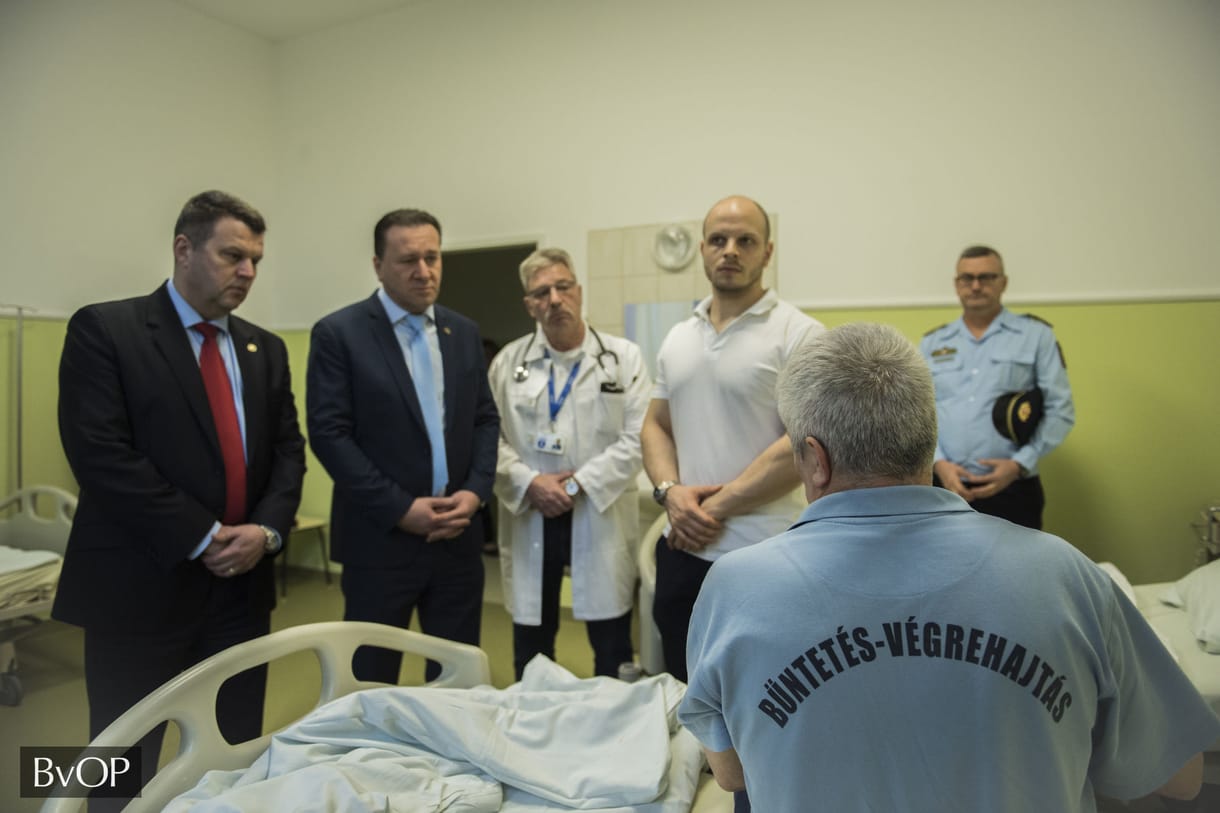 Fogolyszökés: a bíró engedélyezte, hogy levegyék a bilincset a rabról