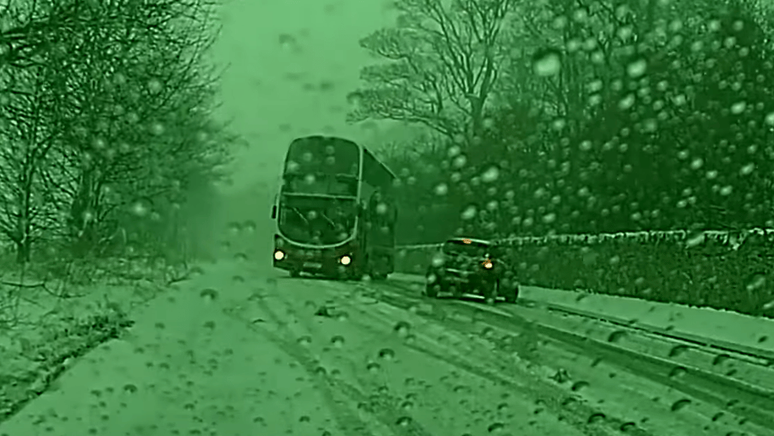 Ha nagy a baj, még egy emeletes busz is elképesztőt driftel a hóban – videó