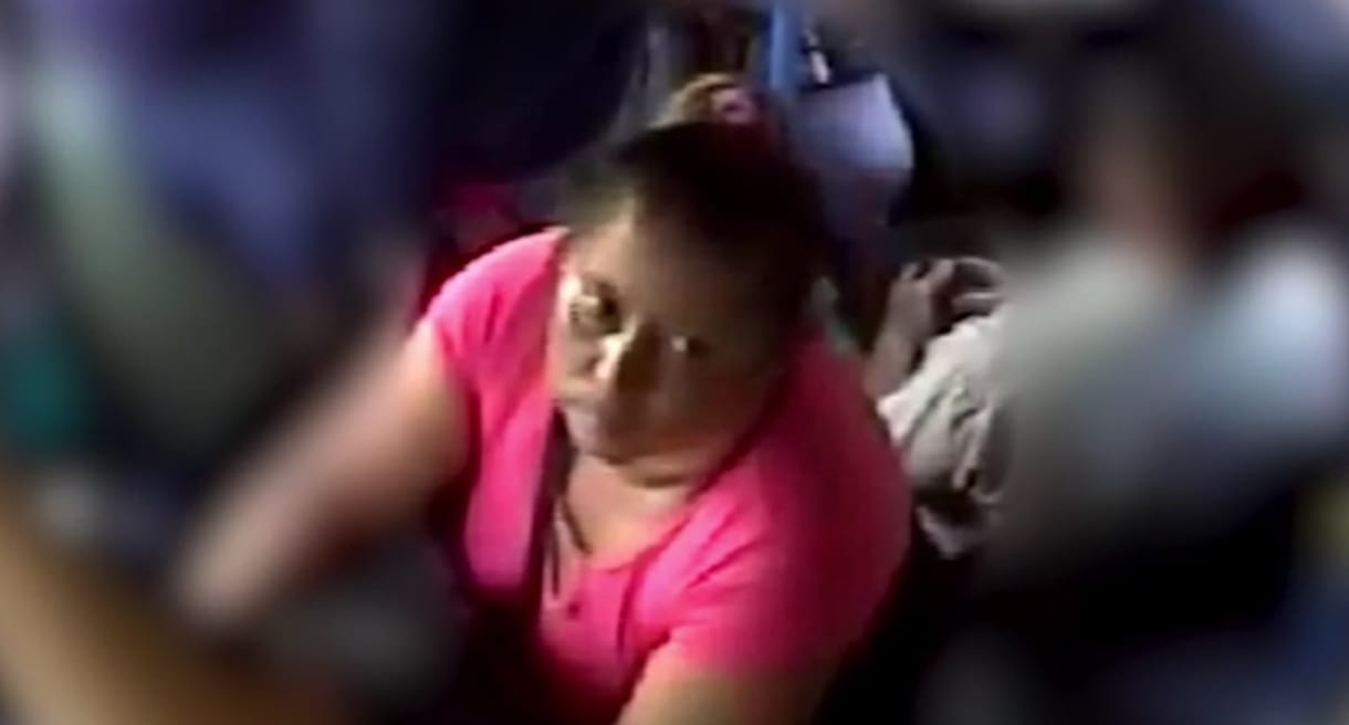 Egy kisgyerekkel lopatta el az előtte ülő táskáját egy nő – videó