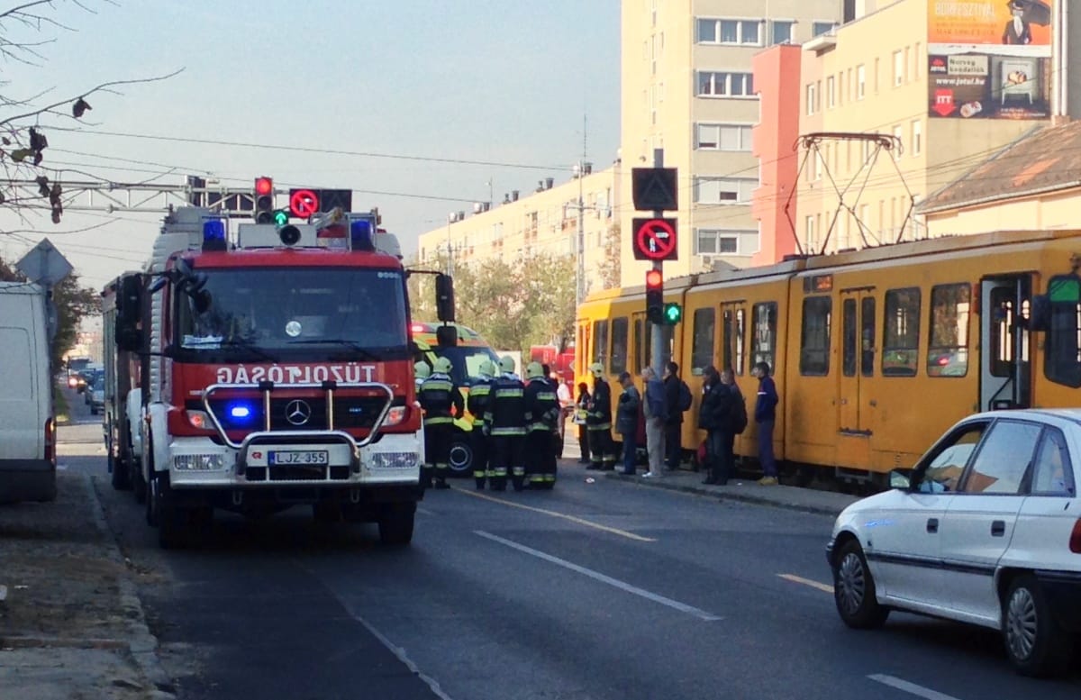 Hatalmas a dugó: elsodort egy gyalogost a villamos Zuglóban