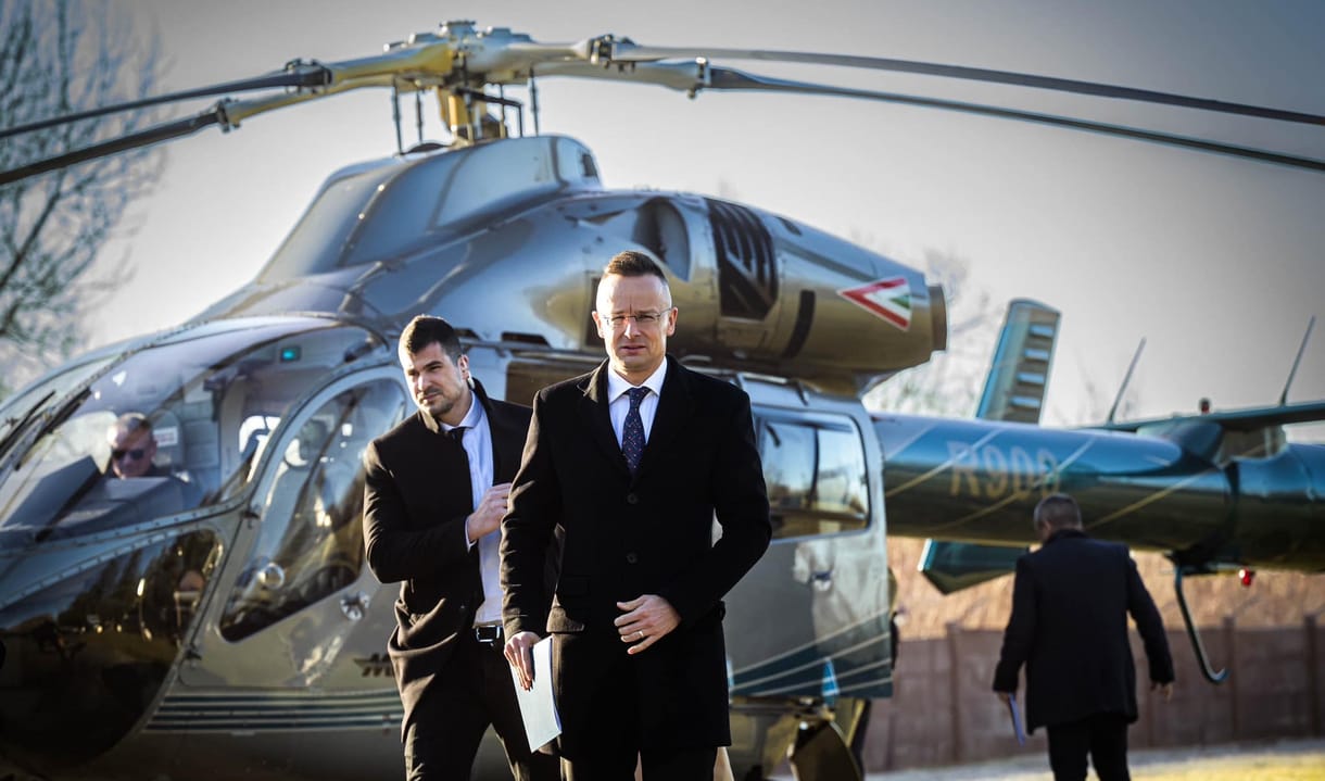 Szijjártó: „Nem kergettek gyerekkoromban az asztal körül, hogy üljek fel egy magángépre”