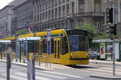 Kisfiút molesztált egy férfi a 4-es villamoson, sikerült elkapni