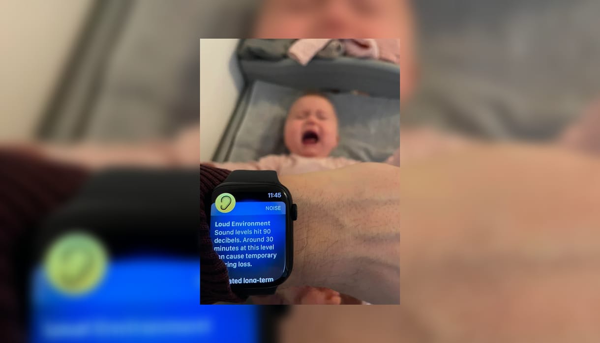 Éppen síró kisbabáját próbálta megnyugtatni, amikor beriasztott a kezén az Apple Watch
