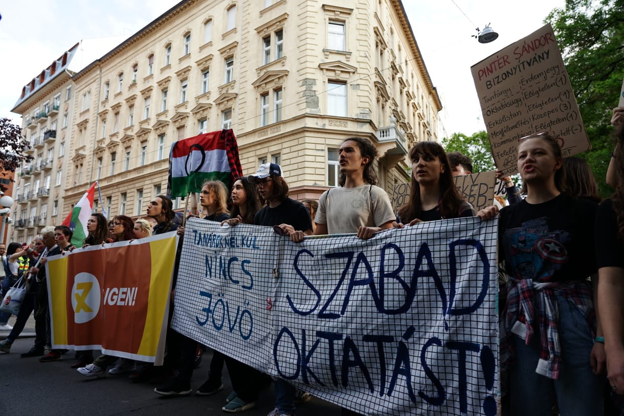 Egész nap a státusztörvény megszavazása ellen tüntetnek kedden a Kossuth téren