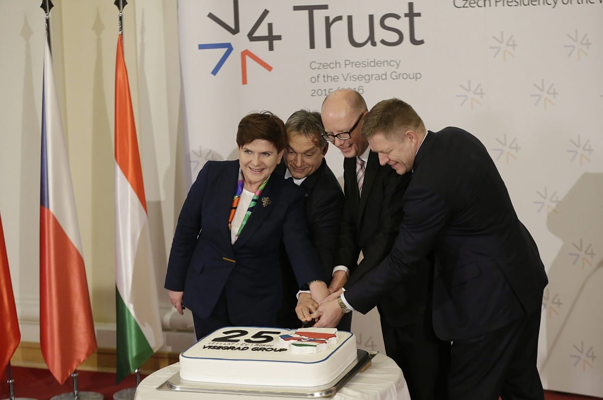 Orbánék felvágták a tortát Prágában – fotó