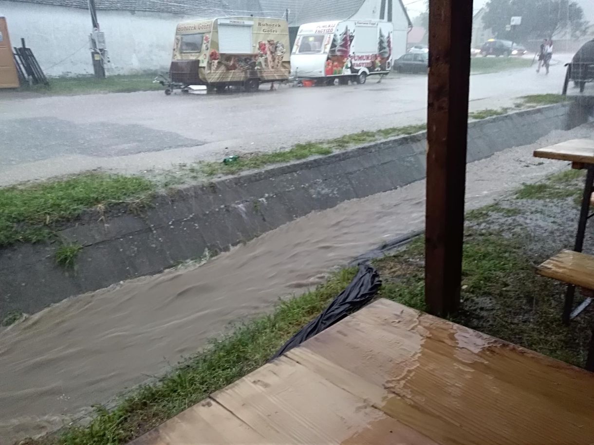 Marad a hőség, jön a vihar, másodfokú figyelmeztetést adtak ki