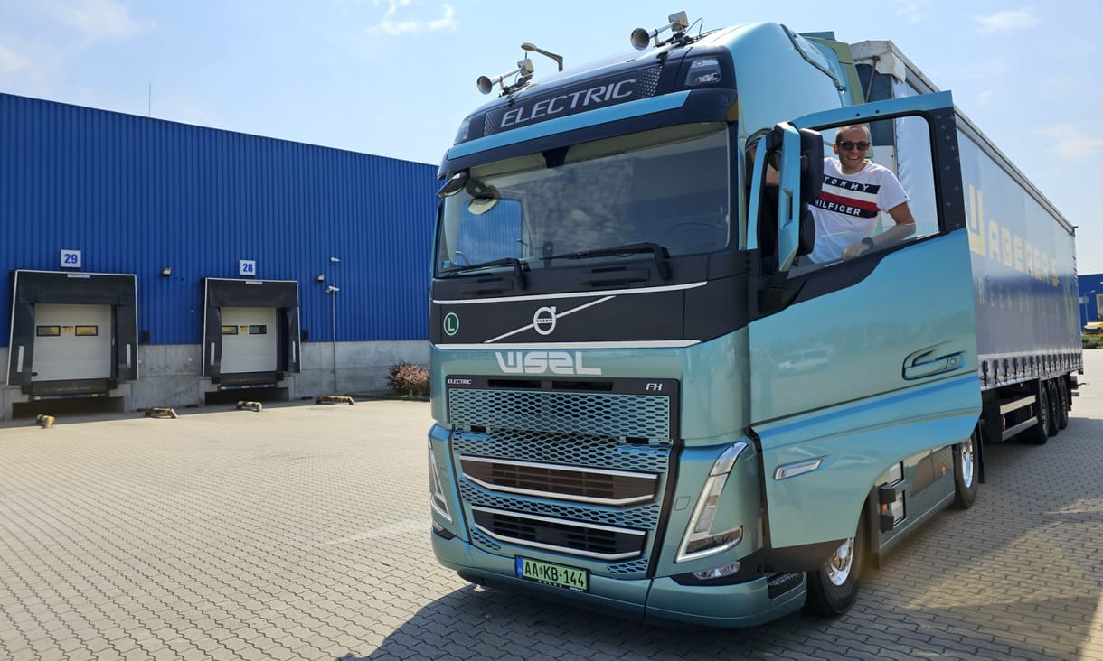 Néma óriás: 42 tonnás Volvo villanykamionnal vágtunk kólaszállításba