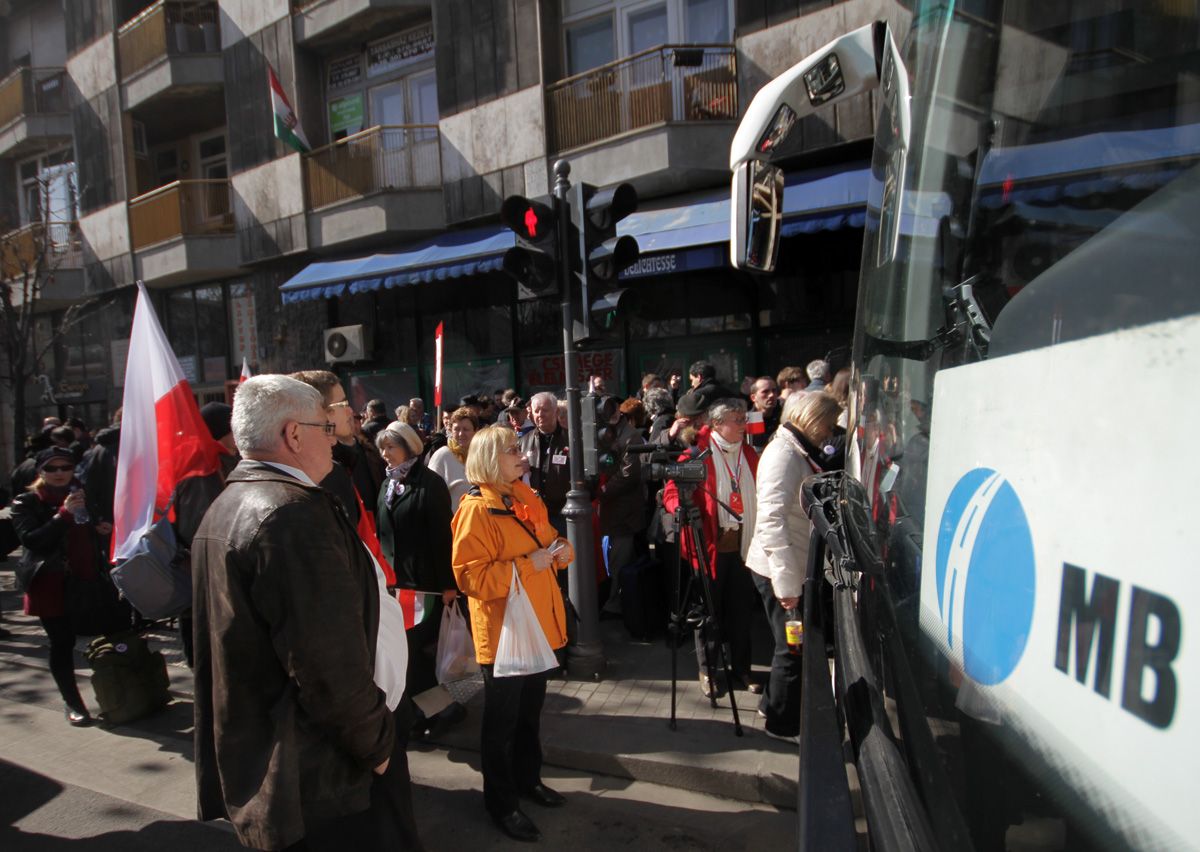 Különbuszokkal várták a lengyeleket