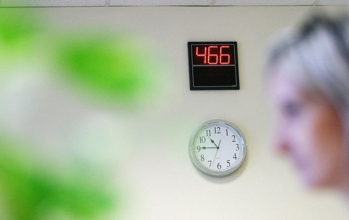 Forradalom a magyar egészségügyben: Rétvári bemutatta a sorszámot és a villanyportást