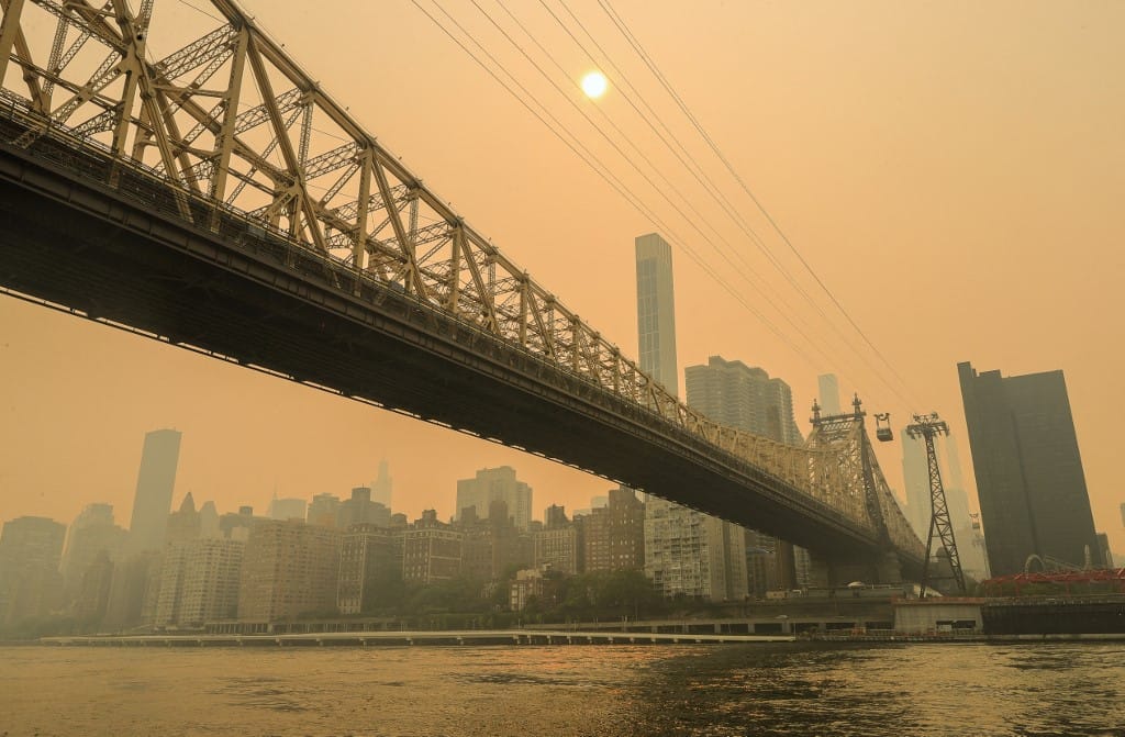Sötétség, feszült csend és tábortűzszag uralkodik New Yorkban