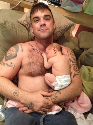 Fotó: Robbie Williams a Twitteren mutatta meg a gyerekét
