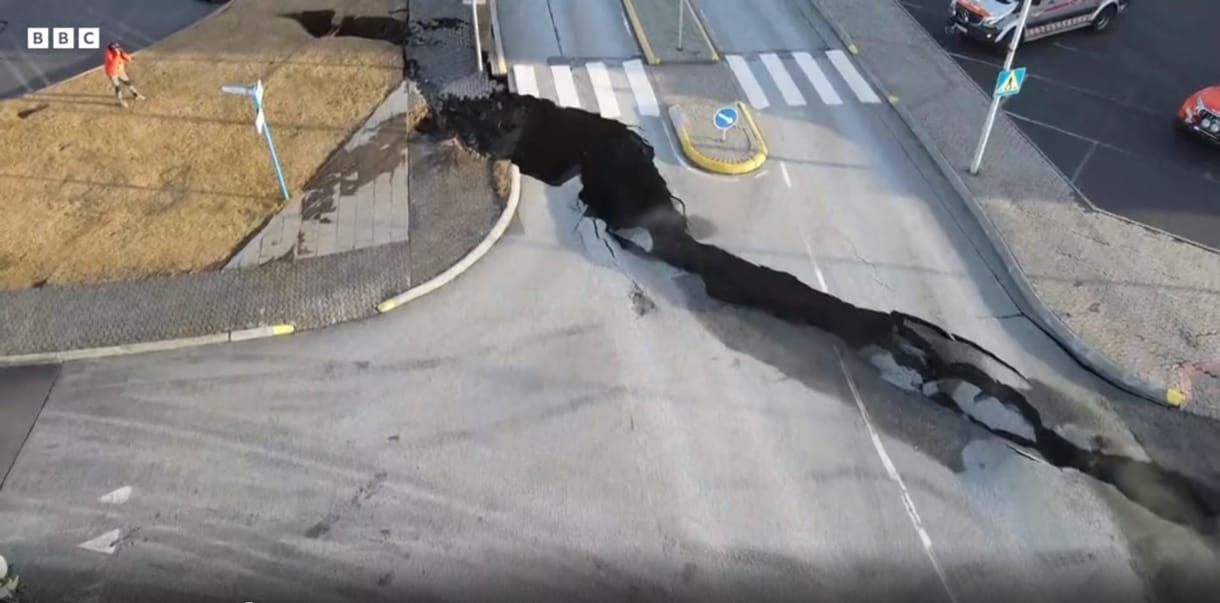 Előtte-utána videó mutatja: magmafolyosóra építették az izlandi Grindavík városát