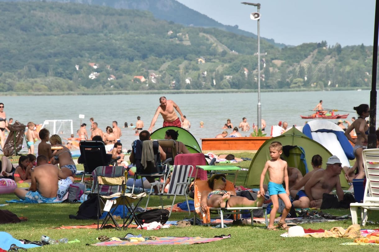 A Balaton tiszta, a strand koszos? „Az üzemeltetők tisztában vannak strandjuk állapotával”