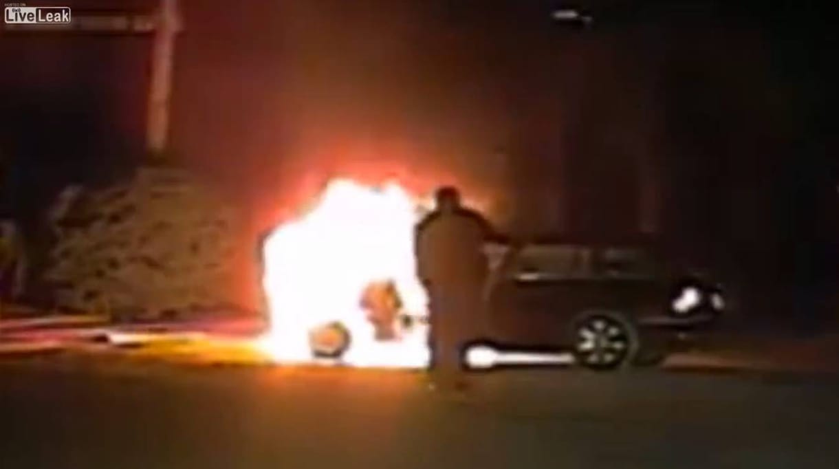 Videó: Így kell kimenteni egy tökrészeg sofőrt a lángoló autóból